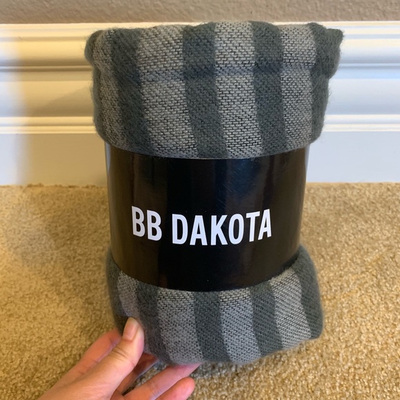 ๐ BB Dakota x FabFitFun: Charcoal Poncho - Picture 3 of 5